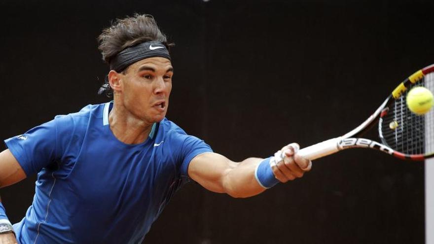 Rafa Nadal golpea la pelota durante el partido.