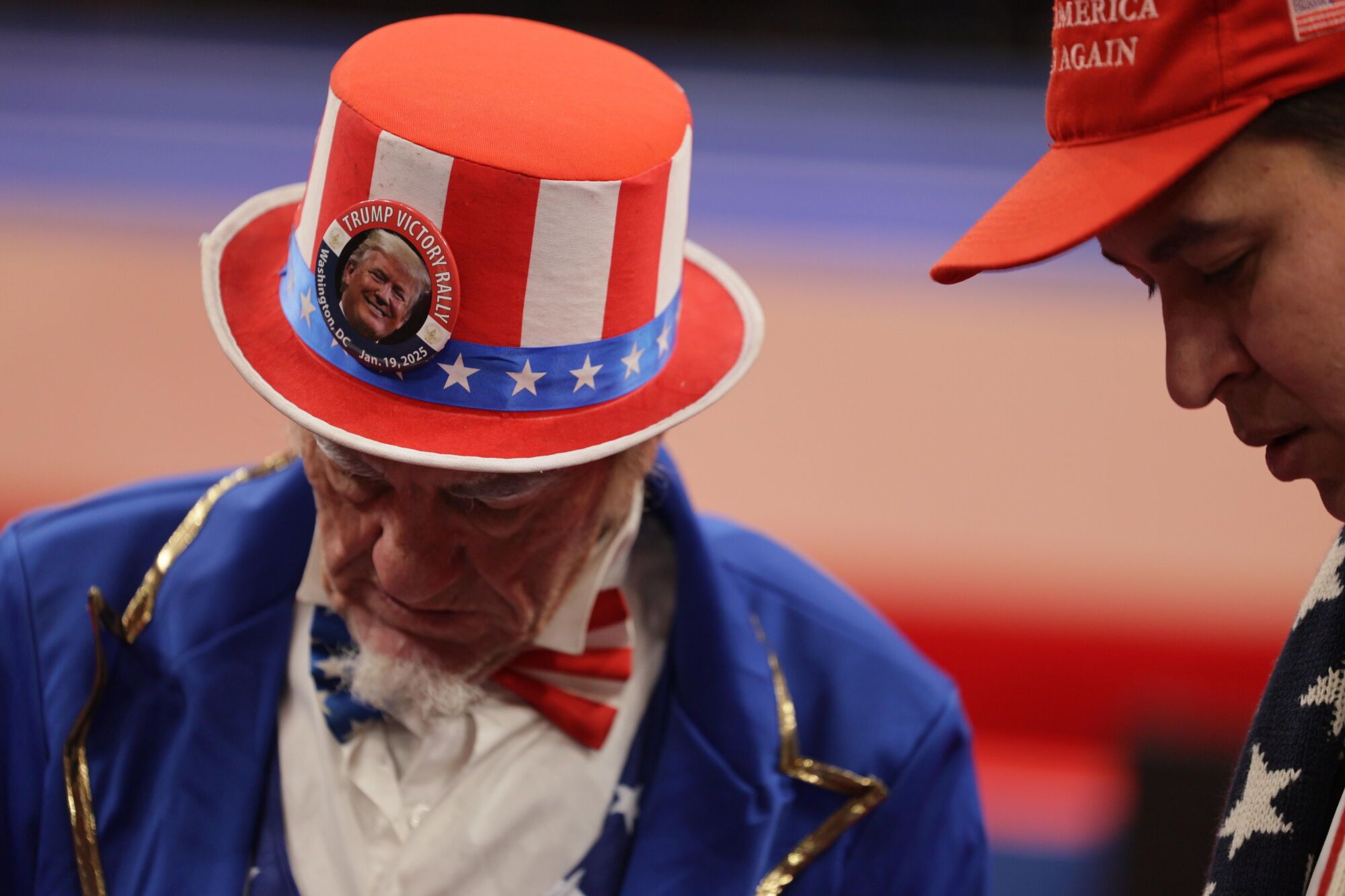 Washington (United States), 20/01/2025.- A guest dressed as 'Uncle Sam' at the Capitol One Arena during inauguration ceremonies for US President-elect Donald Trump in Washington, DC, USA, 20 January 2025. Trump is being sworn in on 20 January 2025 as the 47th president of the United States, though the planned outdoor ceremonies and events have been cancelled due to a forecast of extreme cold temperatures. (Estados Unidos) EFE/EPA/ALLISON DINNER