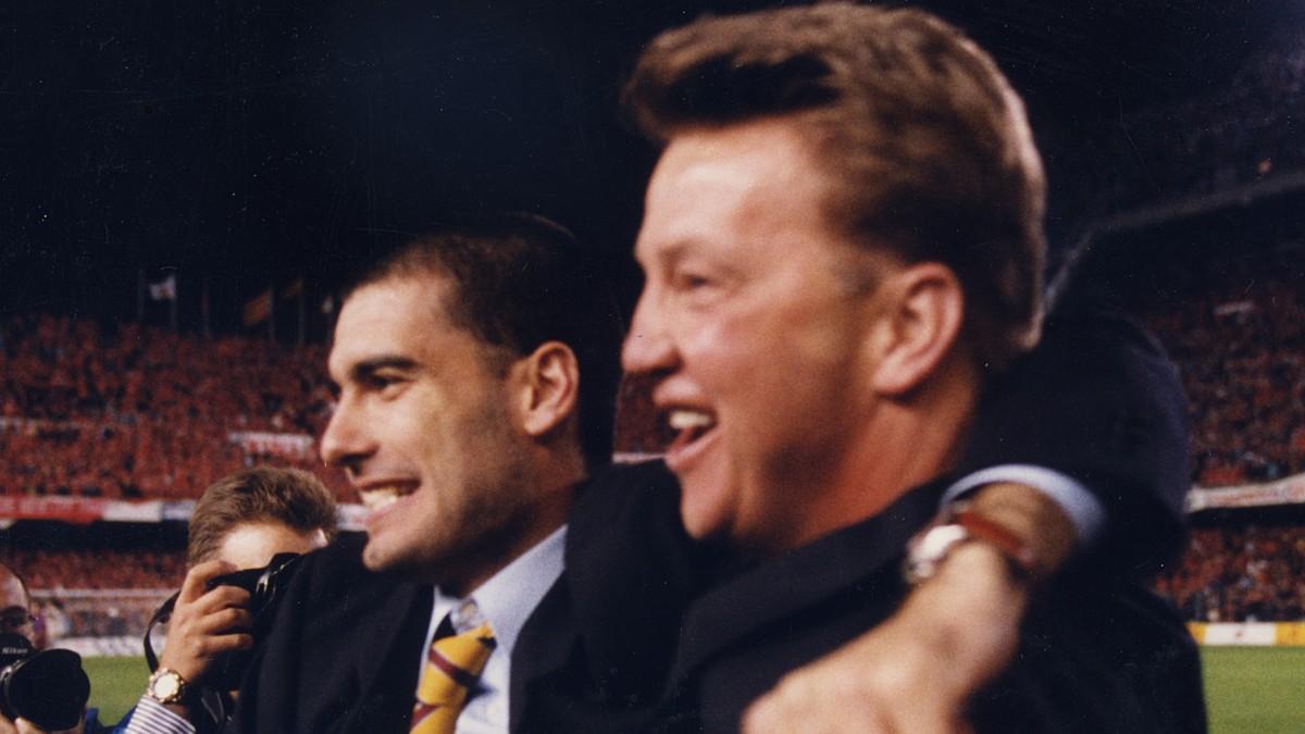 Louis Van Gaal y Pep Guardiola celebran un título