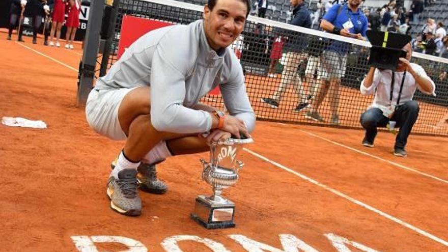 Rafa Nadal posa con su trofeo.