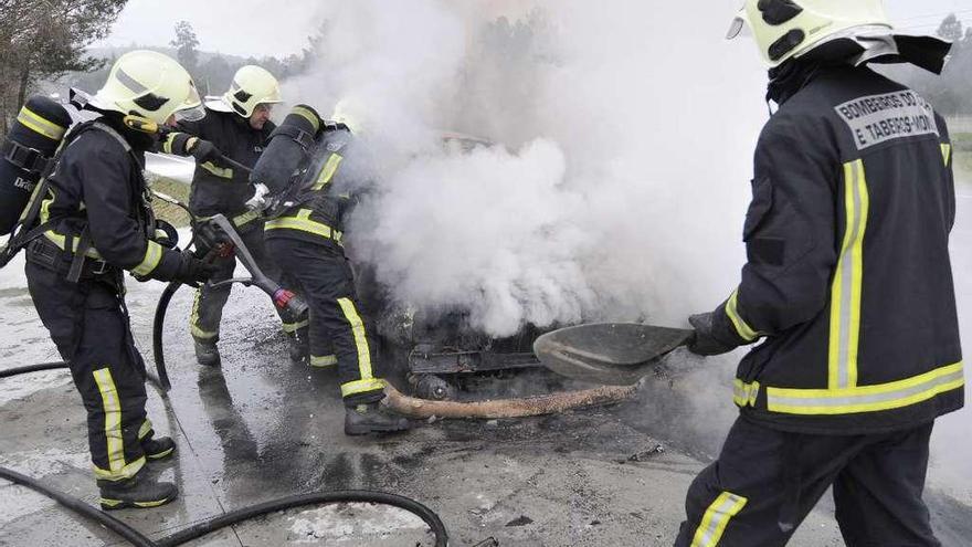 Bomberos de Silleda sofocan las llamas en un vehículo en la N-525. // Bernabé/Javier Lalín