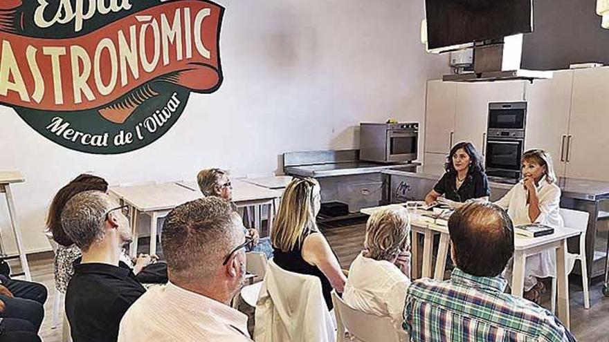 Un momento de la presentaciÃ³n del libro, ayer, en el Espai GastronÃ²mic del Mercat de l&#039;Olivar.