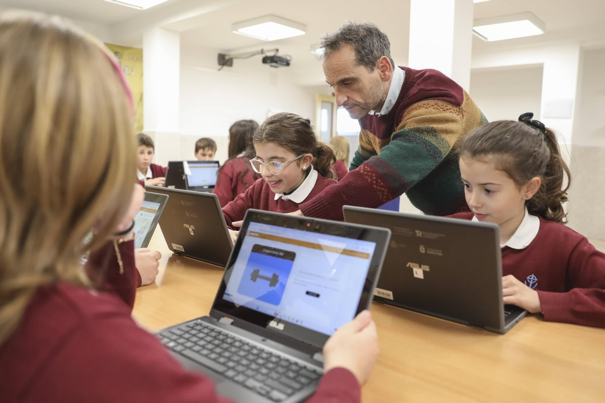 Alumnos de sexto de primaria del COAMI con el programa Progrentis