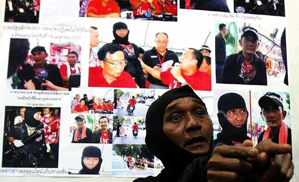 Manop Chanchangthong, un suposat antigovern camisa vermella, parla amb els periodistes durant una conferència de premsa al Departament de Tailàndia d’Investigacions Especials (DSI) a Bangkok (Tailàndia).Segons els mitjans locals, Manop ha estat acusat de la captura d’una gran partida d’armes dels soldats tailandesos durant una escaramussa el 10 d’abril del 2010, i de la seva distribució als companys de Front Unit per a la Democràcia contra la Dictadura (UDD).