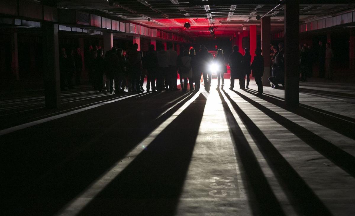 Una performance escénica en el estacionamiento del centro cultural.