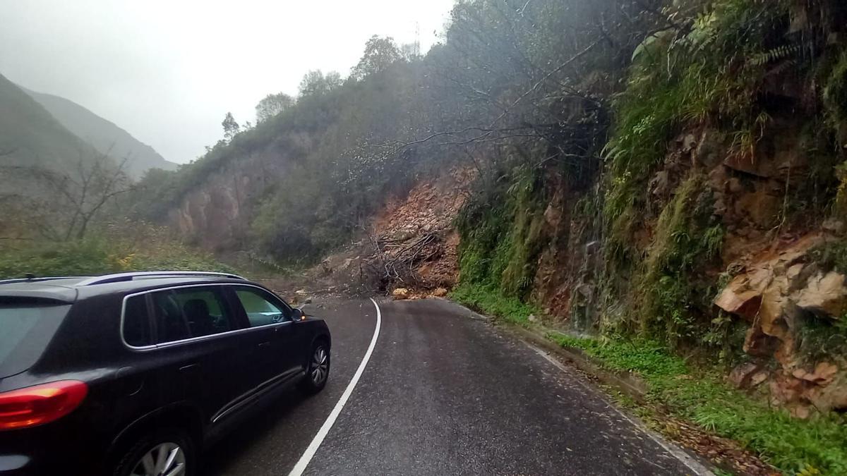 Desprendimiento en la carretera del río Les Cabres (AS-115), en dirección a Meré.