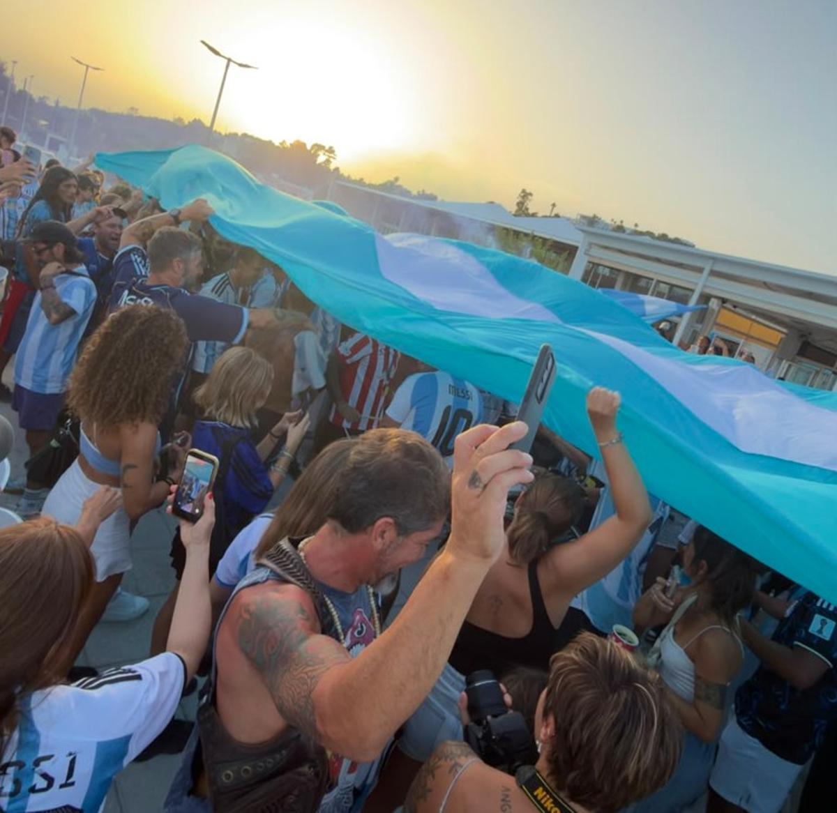 Decenas de argentinos esperando el inicio del partido, en Can Coix.