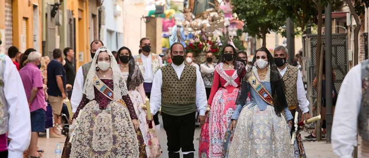 Las Falleras Mayores del 2020, junto al presidente de la FdF, Telmo Gadea. | NATXO FRANCÉS