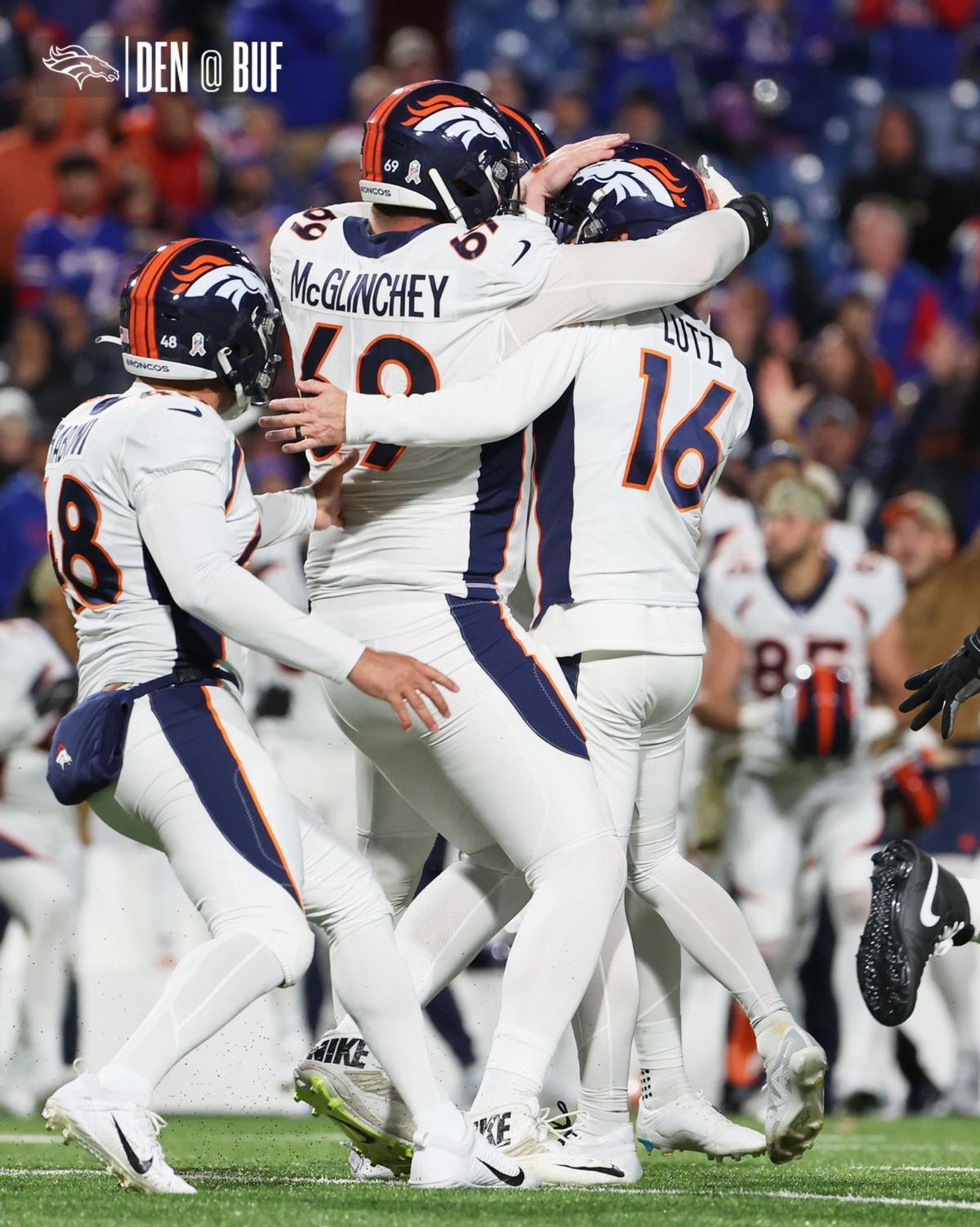 Los Broncos se abrazan para celebrar su victoria.
