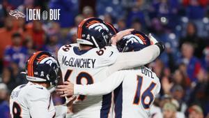 Los Broncos se abrazan para celebrar su victoria.