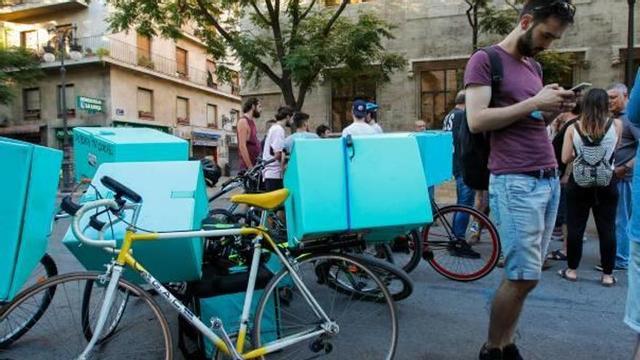 Un repartidor de comida en una protesta de 'riders' en València.
