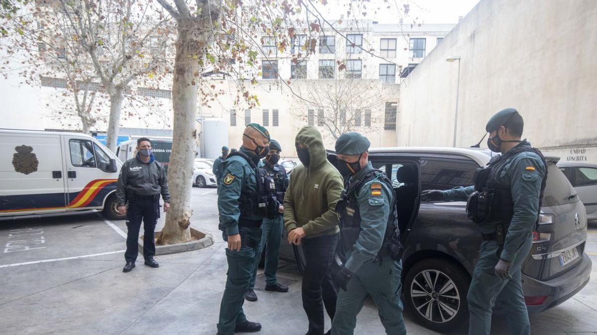 Los detenidos fueron conducidos ayer por la mañana al juzgado de guardia de Palma entre grandes medidas de seguridad. | GUILLEM BOSCH