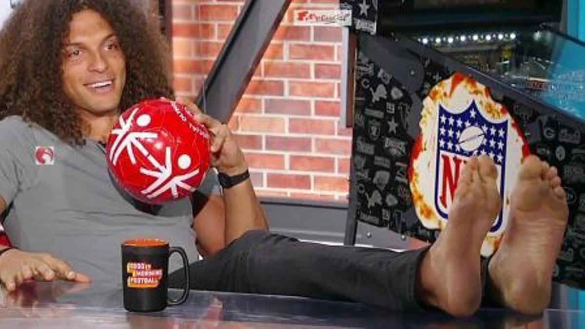 Mack Hollins suele caminar descalzo.