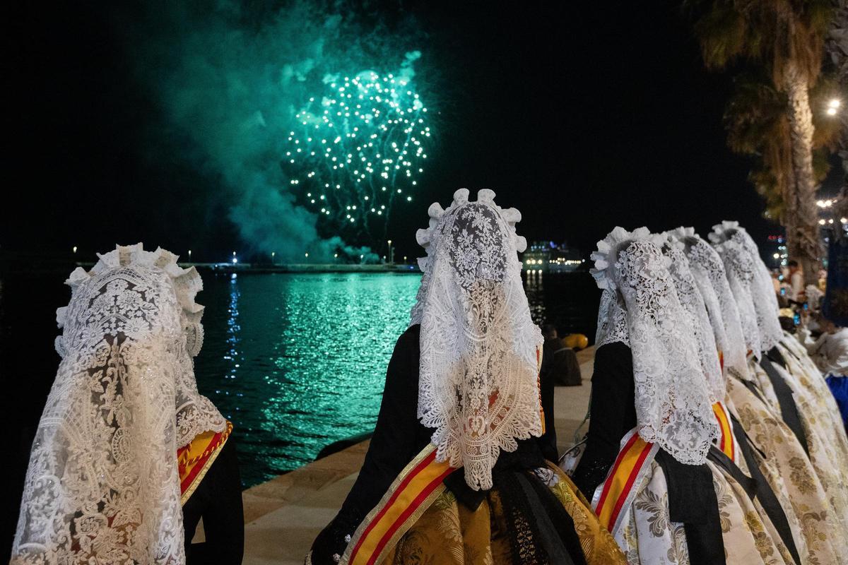 Los fuegos artificiales pusieron el broche de oro al Pregón de Hogueras
