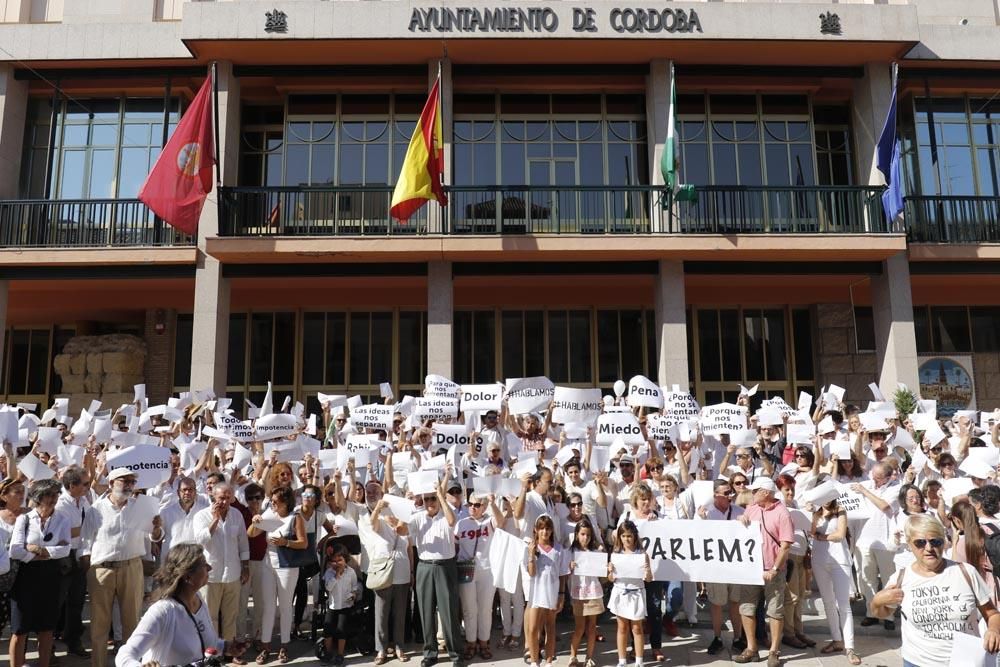 Concentración en Córdoba por el diálogo en Cataluña