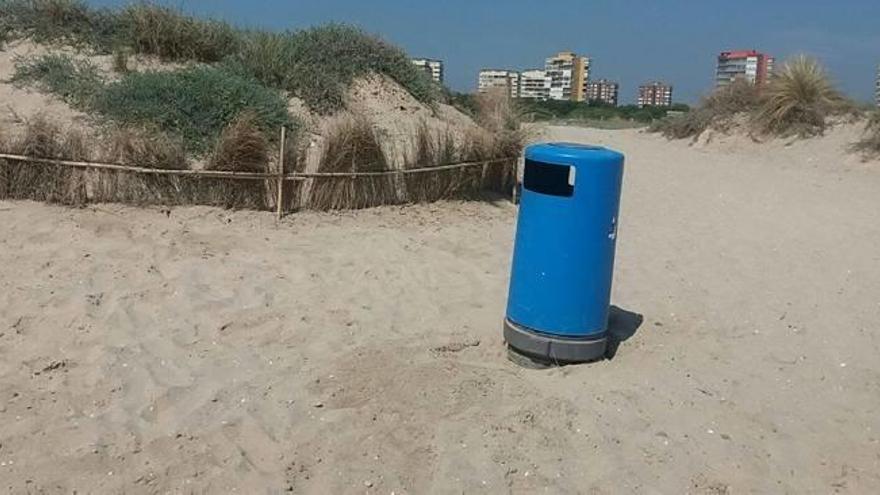 La playa de la Garrofera recibe nuevas papeleras tras las quejas vecinales