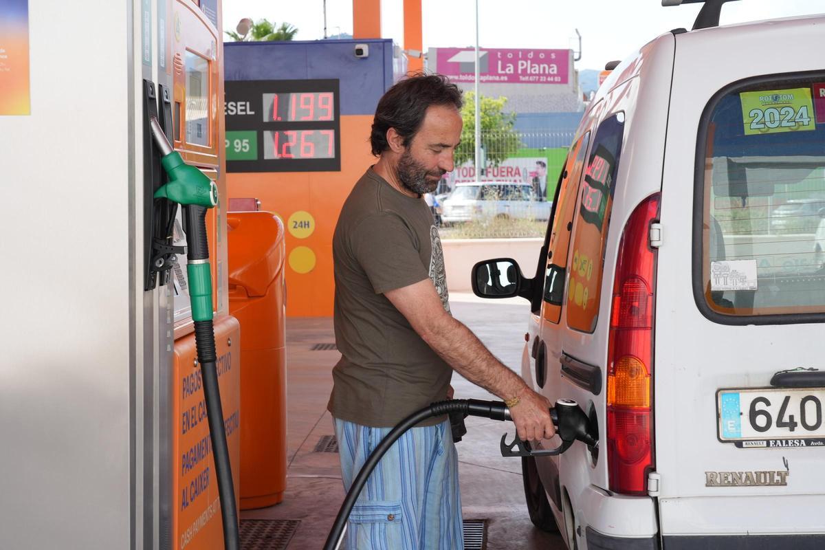 Los conductores lamentan que el coste de llenar los tanques de sus vehículos sea cada vez mayor.