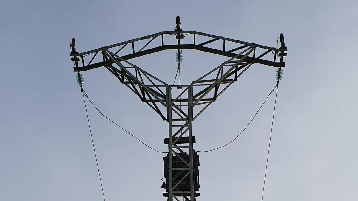 Una torre de tendido eléctrico.