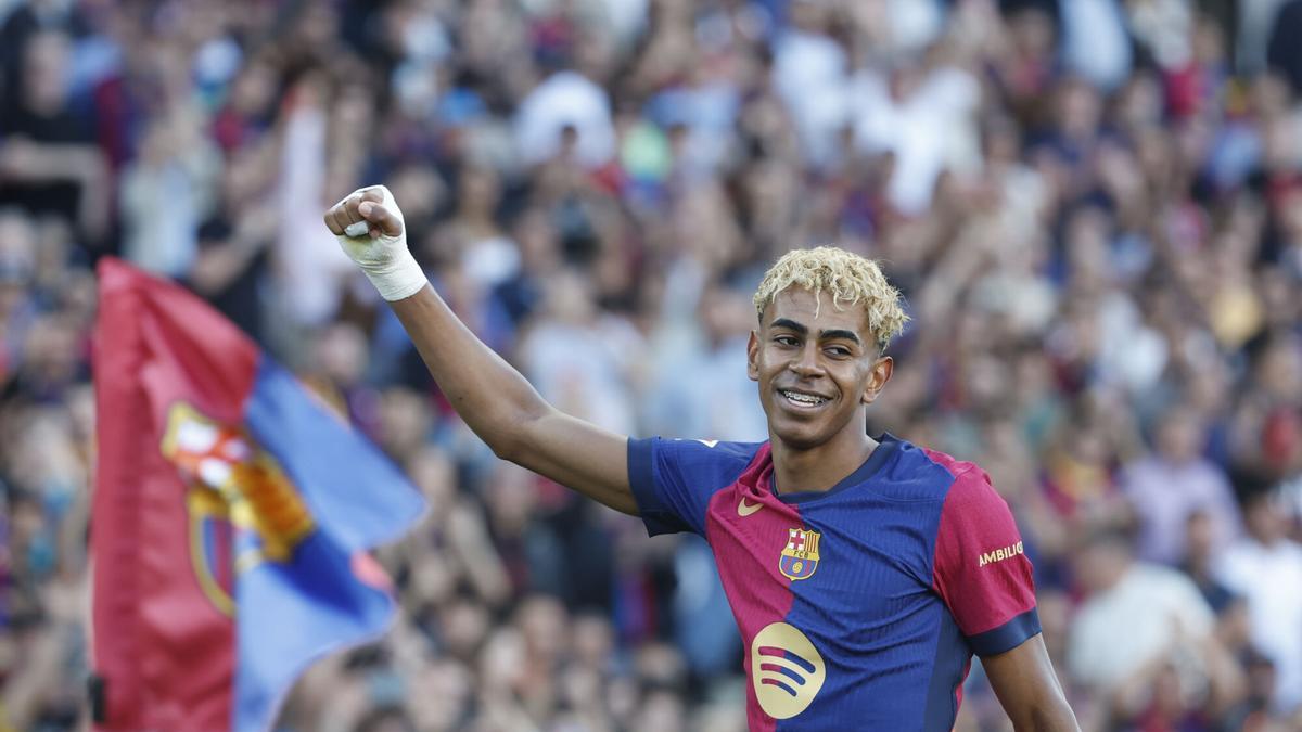 Lamine Yamal celebra un gol con el Barcelona en Montjuic