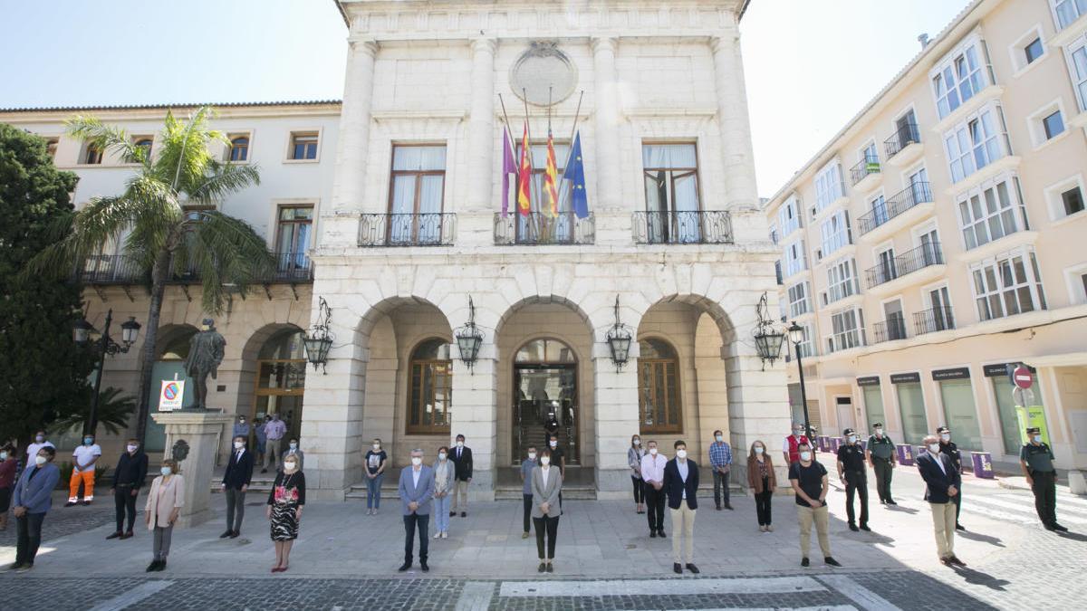 Los tres minutos de silencio ante el Ayuntamiento de Gandia