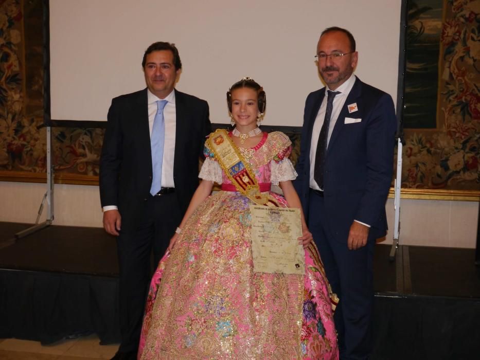 Valeria Oliver García del Busto. Fallera mayor infantil de alzira 2017. Espolín Alzira. Color Amaranto.