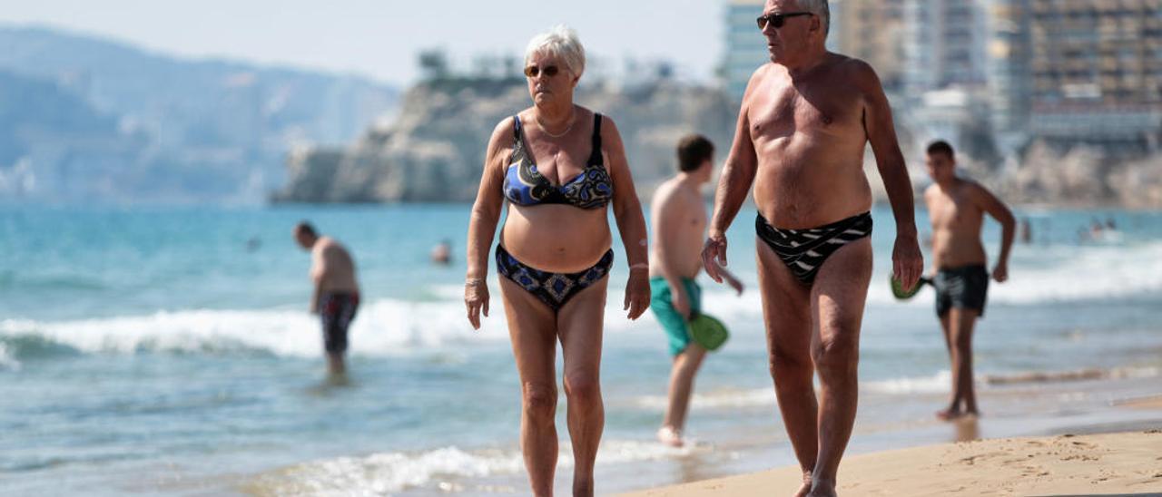 Mayores en la playa de Benidorm.