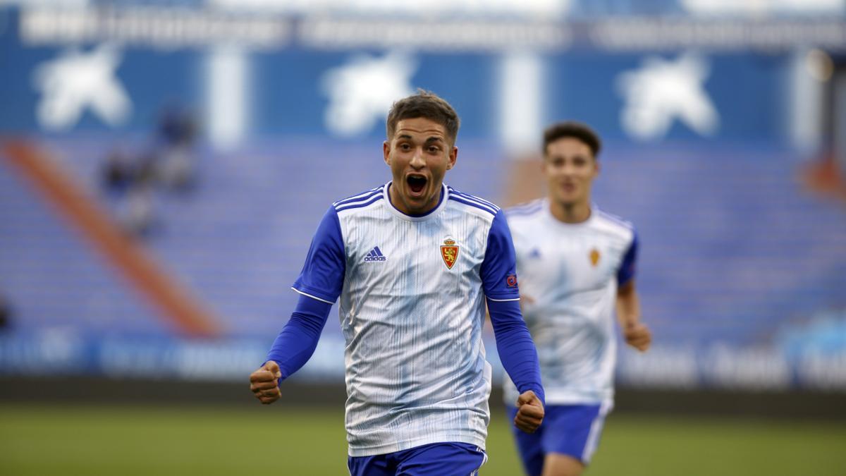 Luis Carbonell celebra un tanto con el juvenil del Real Zaragoza.