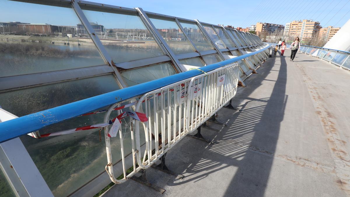 El lamentable estado de la pasarela del Voluntariado de Zaragoza