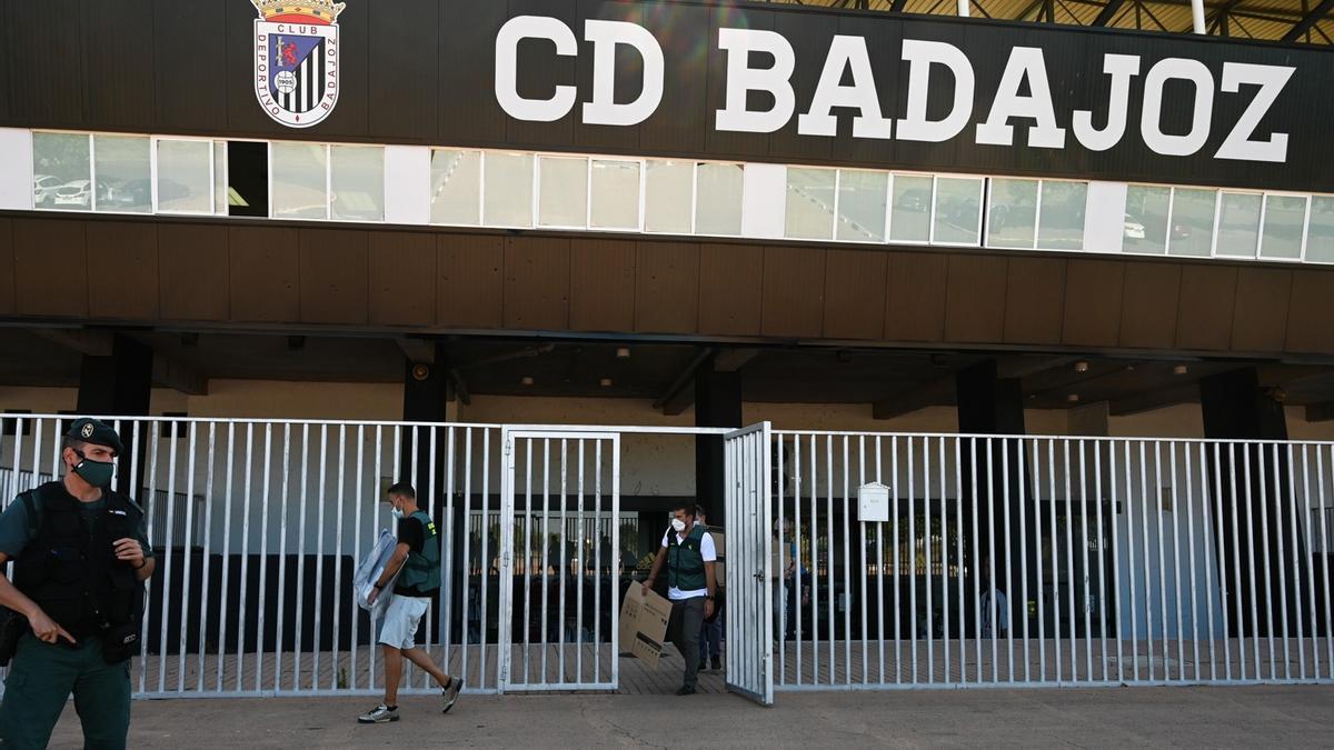 Agentes de la Guardia Civil salen de Nuevo Vivero tras el registro de las oficinas.