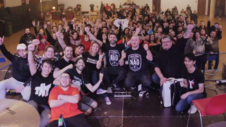 Os integrantes da banda estradense de rock galego Nao, en Cambados, coa organización e público do Treboada Fest. // Fernando Lozano