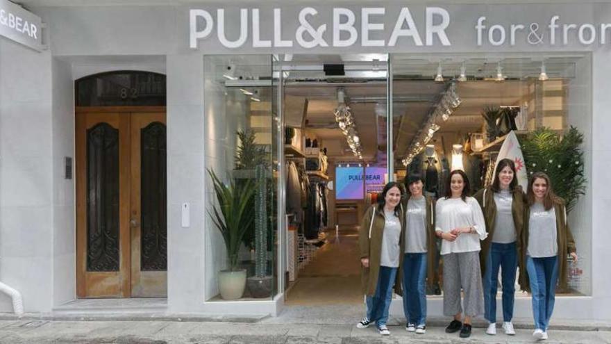 La plantilla del Pull&amp;Bear posa ante el establecimiento inaugurado ayer.