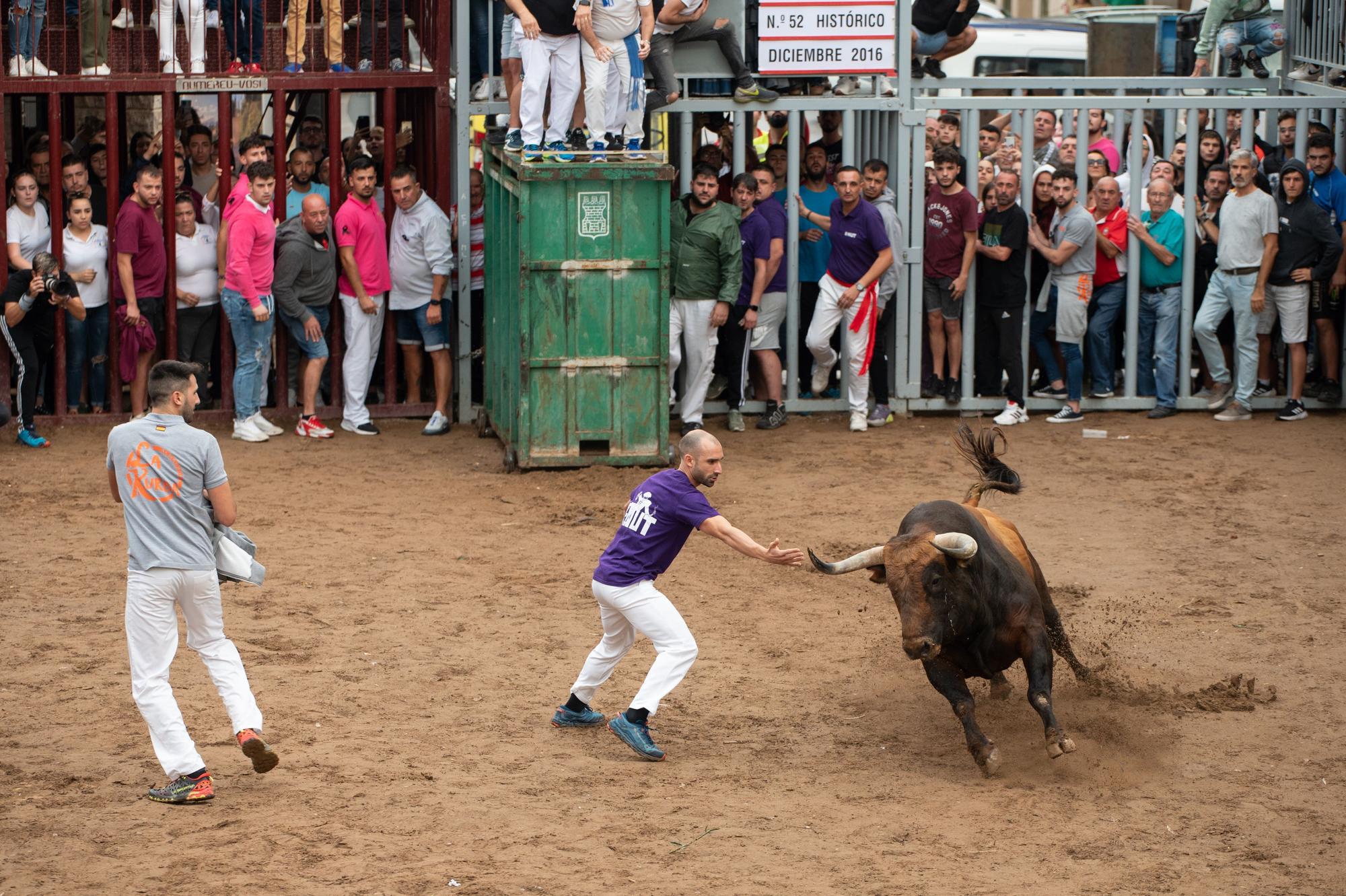 Las fotos de una tarde taurina de Almassora de luto y pasada por agua