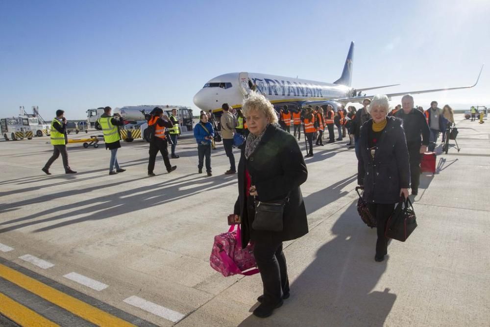 Llegada del primer avión al aeropuerto de Corvera