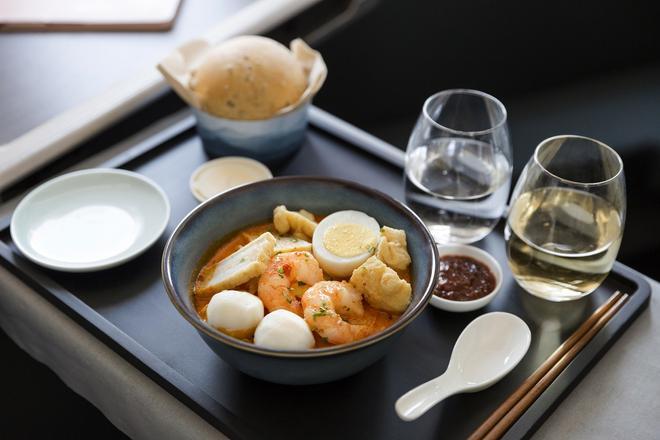 La oferta gastronómica de Cathay Pacific ofrece tanto platos occidentales com asiáticos.