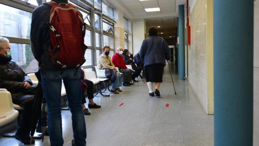 Pacientes esperando en el interior de las instalaciones.   | // G.NÚÑEZ