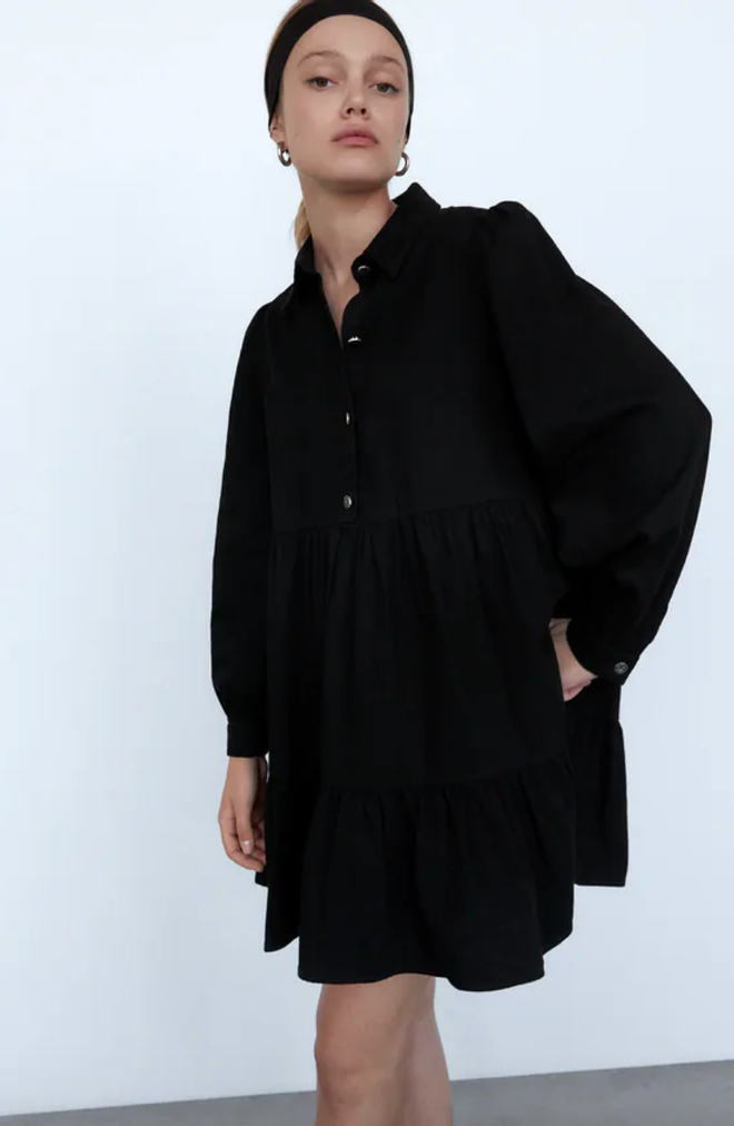 Vestido denim negro con botón joya de Zara
