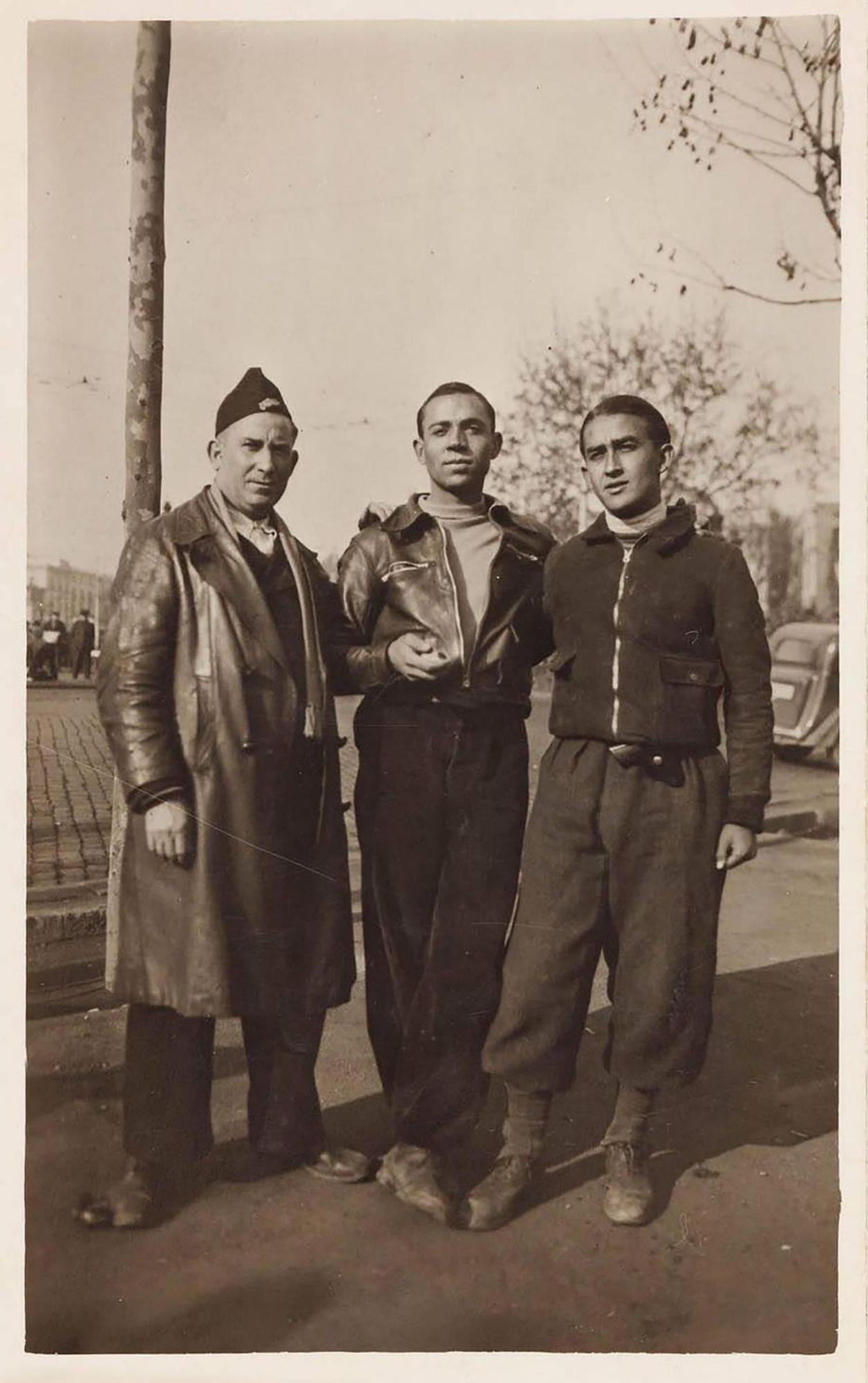 Miguel Hernández (c) en Barcelona en1937, junto a Antoni Aparicio (d) yJuan Arroyo (i); 