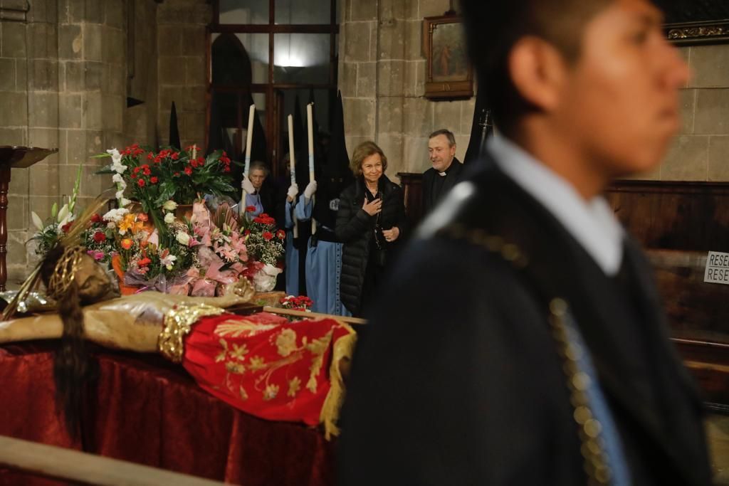 Sofía zwischen Büßern: So erlebte die Altkönigin die Prozession am Gründonnerstag auf Mallorca