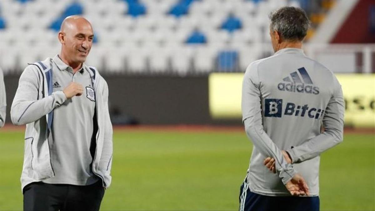 Rubiales charla con Luis Enrique en el entrenamiento de este martes.