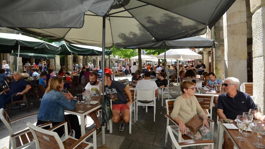 Clientes en una terraza de la plaza de A Verdura