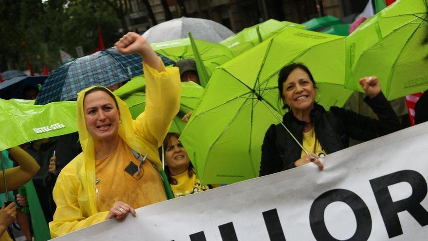 Docents es manifesten a Barcelona sota la pluja per exigir a Educació que atengui les seves demandes