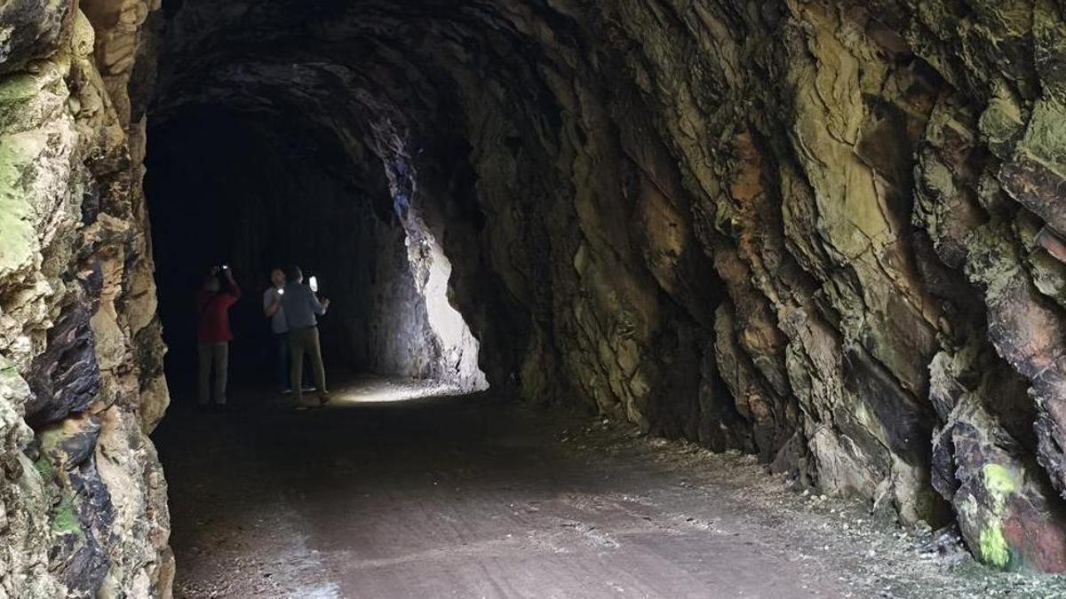 Los técnicos supervisando el túnel junto a Juan Carlos Parapar.