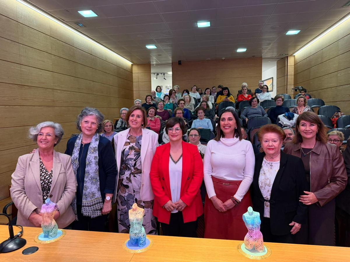 Las galardonadas, con las representantes de la Asociación de Amas de Casa de Cartagena, durante la entrega de premios
