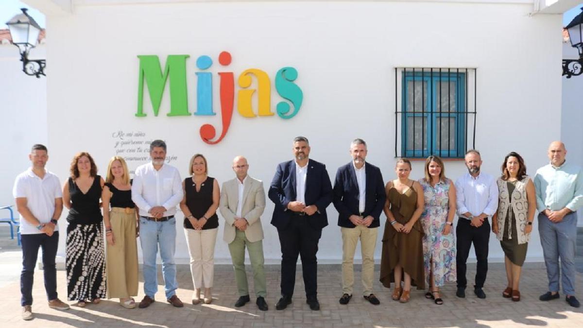 Foto de familia del nuevo equipo de gobierno de Mijas.