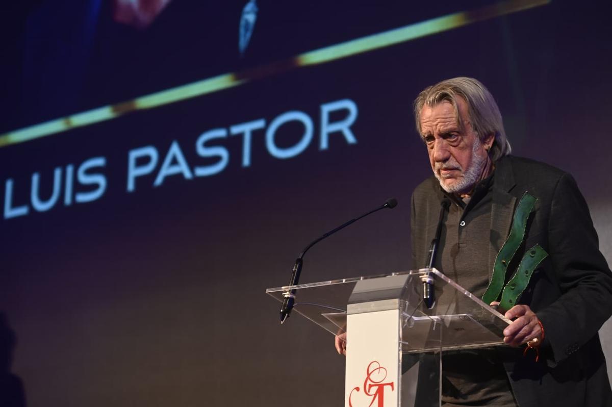 El reconocido cantautor Luis Pastor, recogiendo el Premio de Honor en el Gran Teatro de Cáceres.