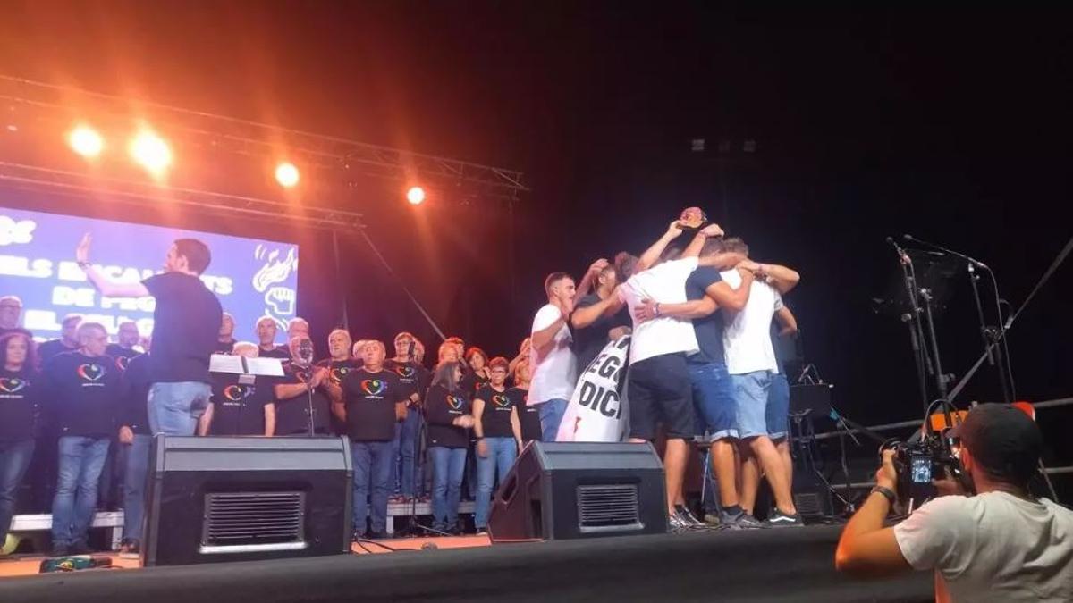 Los encausados se funden en un abrazo durante el concierto de apoyo que tuvo lugar en Pego