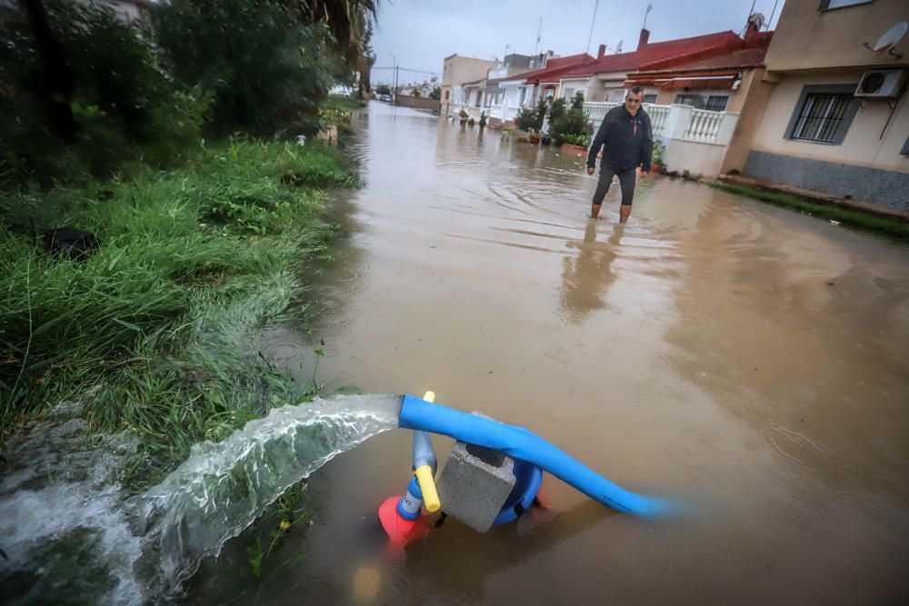 Imágenes de los vecinos retirando agua de las viviendas y las balsas de laminación que no dieron abasto ayer junto a la laguna de Torrevieja