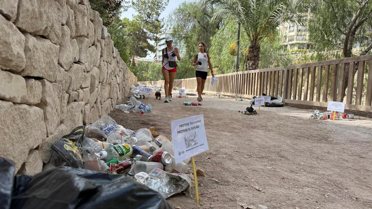 Montículos de basura para la campaña municipal de sensibilización