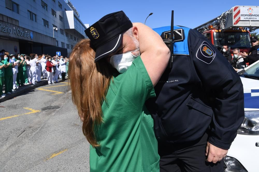 Aplauso de las fuerzas de seguridad al personal del Hospital de A Coruña