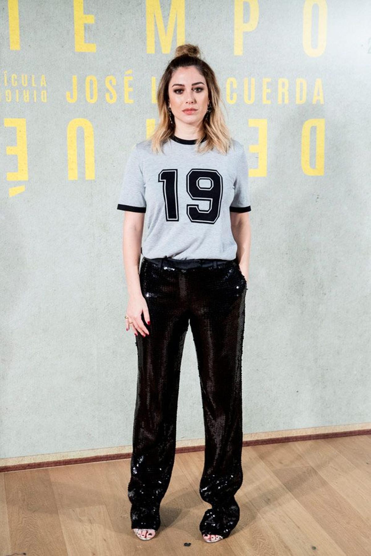 Blanca Suárez con camiseta deportiva y pantalones de lentejuelas